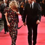 Sienna Miller Galada Frikik Vermemek İçin Uğraştı 2 Sienna Miller Üstünü Düzeltti