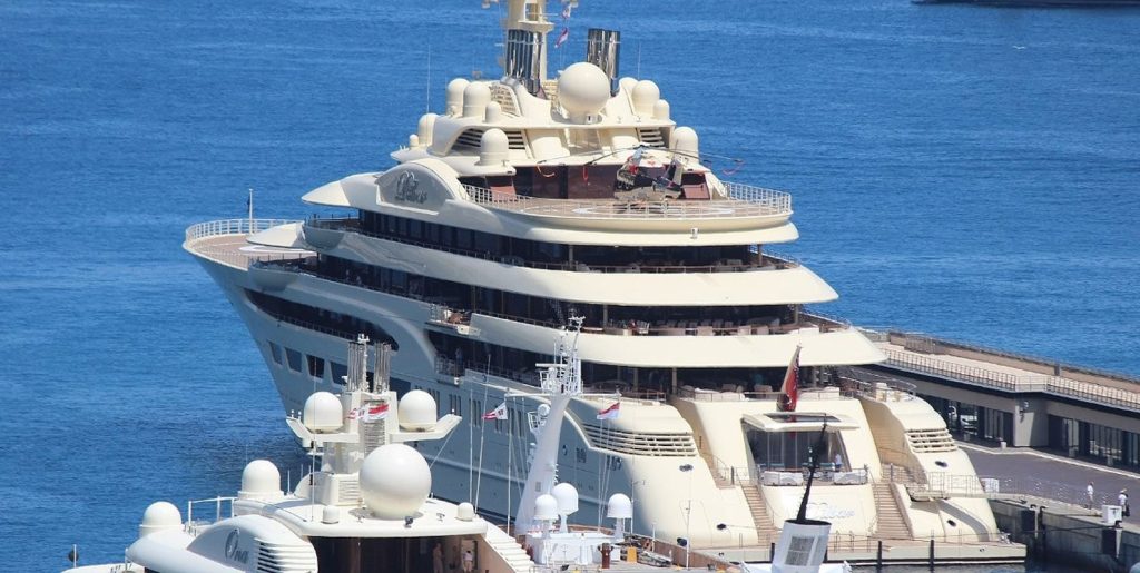 Rus milyarder Alişer Burhanoviç Usmanov’un yüzen sarayı ''Dilbar'' Boğaz'dan geçti!