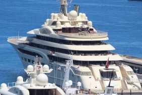 Rus milyarder Alişer Burhanoviç Usmanov’un yüzen sarayı ''Dilbar'' Boğaz'dan geçti! 2 Rus milyarder Alişer Burhanoviç Usmanov’un yüzen sarayı ''Dilbar'' Boğaz'dan geçti!
