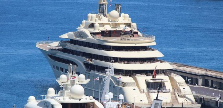 Rus milyarder Alişer Burhanoviç Usmanov’un yüzen sarayı ''Dilbar'' Boğaz'dan geçti!