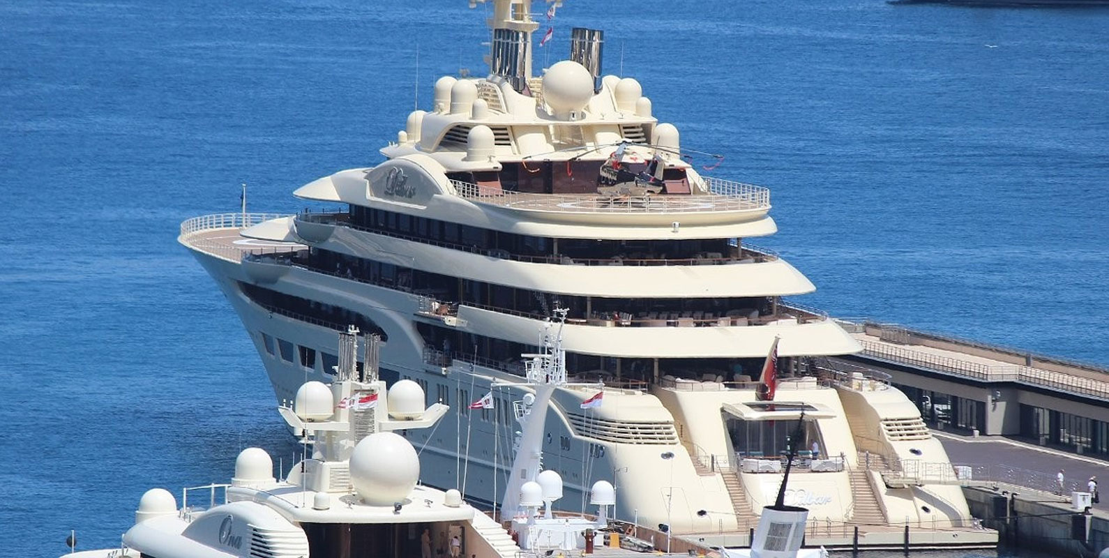 Rus milyarder Alişer Burhanoviç Usmanov’un yüzen sarayı ''Dilbar'' Boğaz'dan geçti! 2 Rus milyarder Alişer Burhanoviç Usmanov’un yüzen sarayı ''Dilbar'' Boğaz'dan geçti!