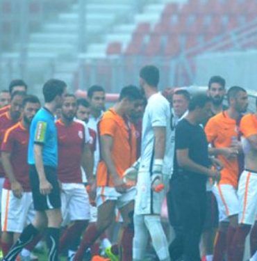 Galatasaray Udinese maçı neden iptal oldu? Maçta bombalar patladı! 3 Galatasaray Udinese maçı neden iptal oldu? Maçta bombalar patladı!