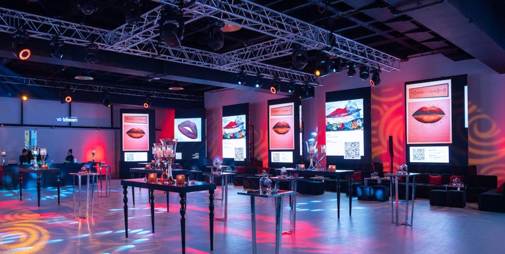 Kiss FM’in ikinci NFT Sergisine Ünlü Kadınların Dudakları Damga Vuracak