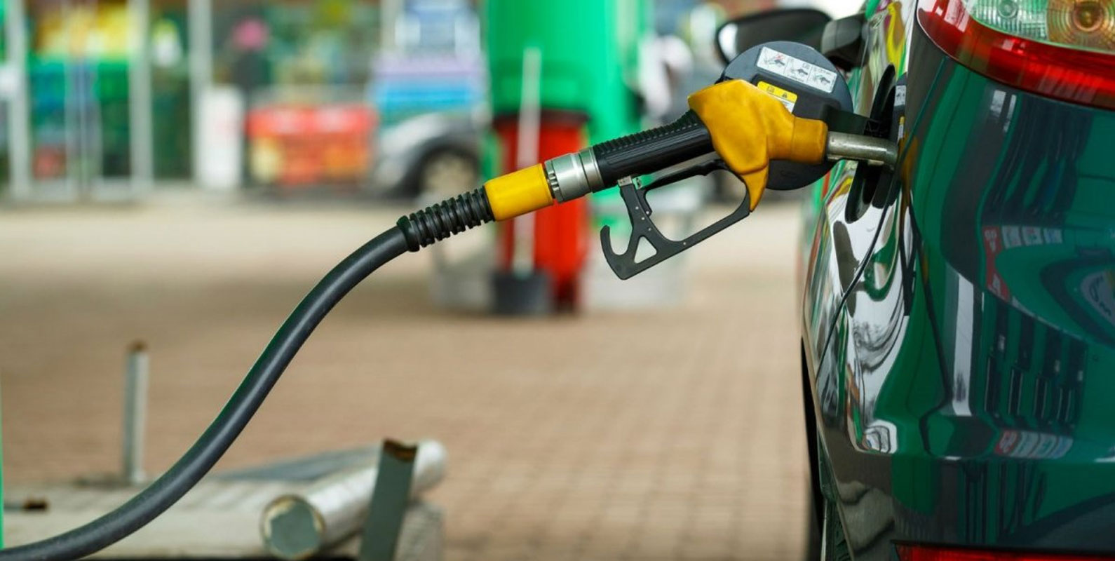 Benzine beklenen dev zam geldi 2 Benzine beklenen dev zam geldi