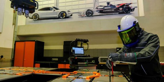 Porsche Türkiye’nin ilk batarya onarım merkezini açtı