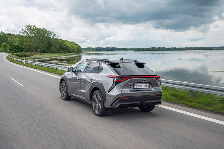 Toyota'dan tam elektrikli dünyasına iddialı bir model bZ4X 2 Toyota bZ4X Göl kenarında