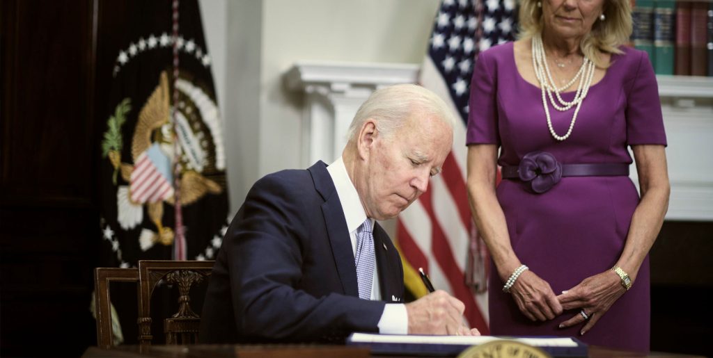 ABD Başkanı Biden, silah kontrolü yasasını imzaladı