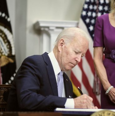 ABD Başkanı Biden, silah kontrolü yasasını imzaladı
