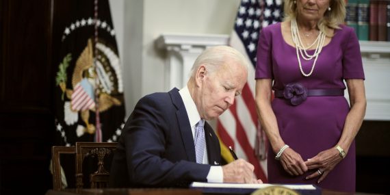 ABD Başkanı Biden, silah kontrolü yasasını imzaladı