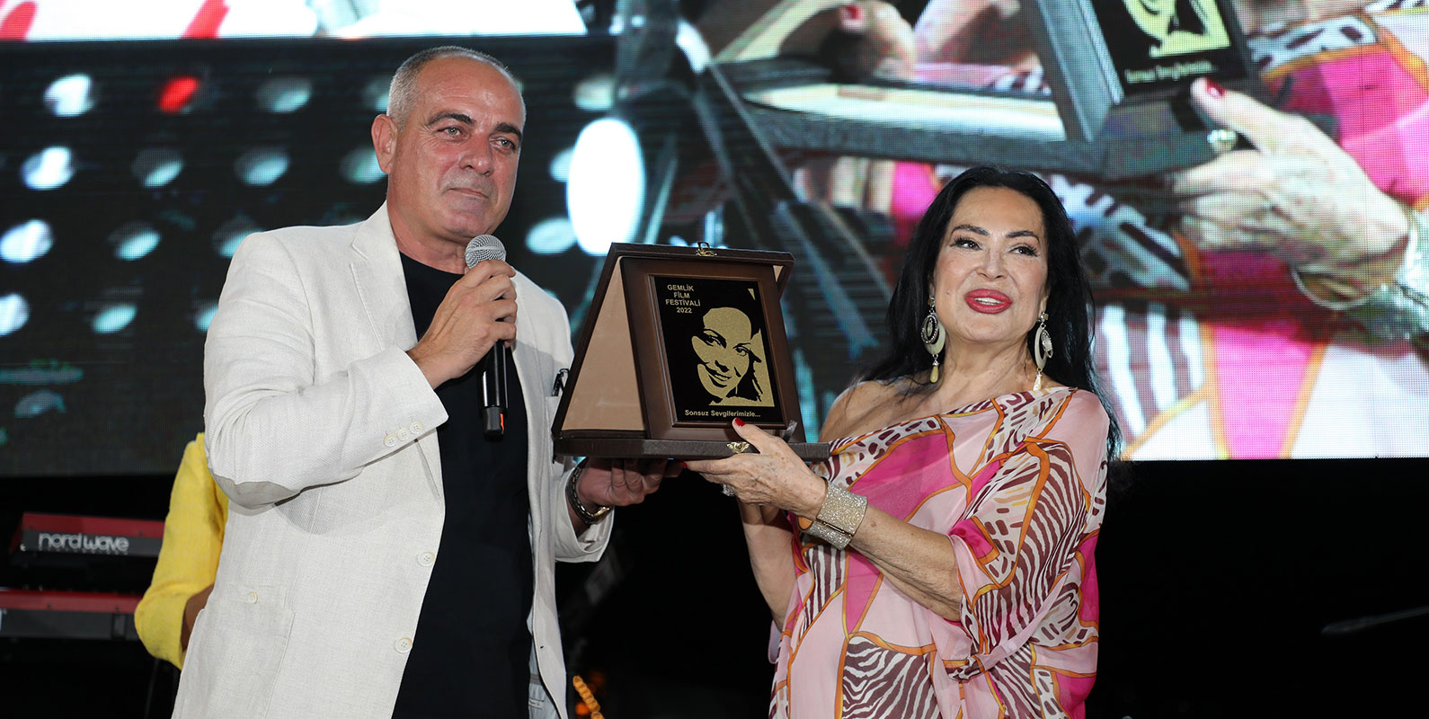 Gemlik Film Festivali açılışında Türkan Şoray rüzgârı 2 Gemlik Film Festivali açılışında Türkan Şoray rüzgârı