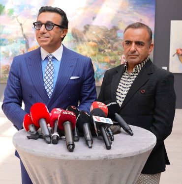 İsmail Acar’ın “Nuh” isimli sergisini İshak Paşa Sarayı’nda sanatserverlerle buluştu 5 İsmail Acar’ın “Nuh” isimli sergisini İshak Paşa Sarayı’nda sanatserverlerle buluştu