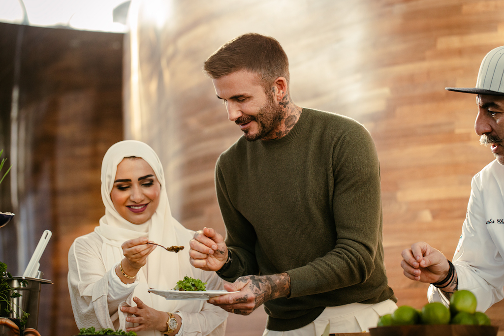 David Beckham, Katar Turizm’in yüzü oldu 3 David Beckham Katar'da yemek yiyor