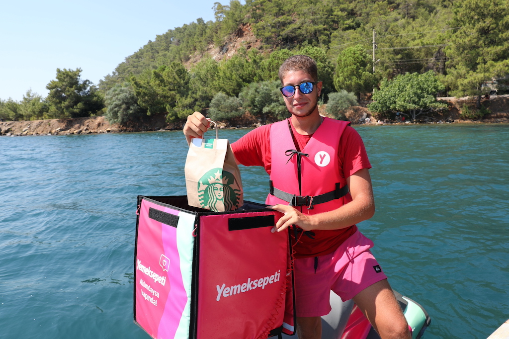 Starbucks lezzetleri Yemeksepeti’nin Jet Ski teslimatıyla Marmaris koylarında! 1 Yemeksepeti, Jet-ski ile Starbucks Teslimatı