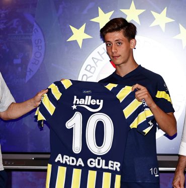 Fenerbahçe’de 10 numaralı formanın sahibi belli oldu 10 Fenerbahçe’de 10 numaralı formanın sahibi belli oldu