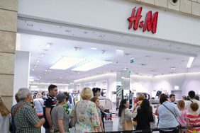 İsveçli H&M de Rusya’dan çıkıyor: Mağazaların önünde ‘kapanıyoruz’ kuyruğu
