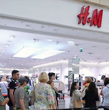 İsveçli H&M de Rusya’dan çıkıyor: Mağazaların önünde ‘kapanıyoruz’ kuyruğu 2 İsveçli H&M de Rusya’dan çıkıyor: Mağazaların önünde ‘kapanıyoruz’ kuyruğu