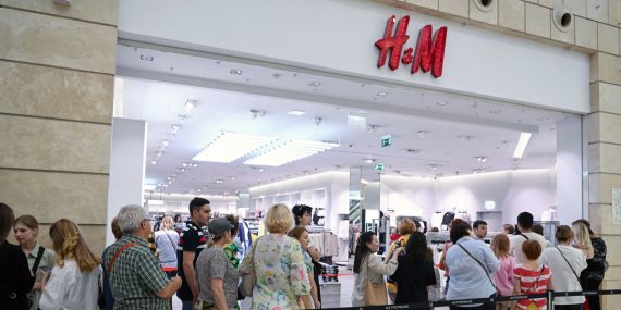İsveçli H&M de Rusya’dan çıkıyor: Mağazaların önünde ‘kapanıyoruz’ kuyruğu