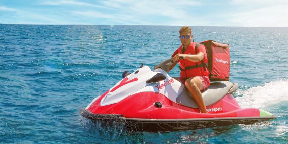 Starbucks lezzetleri Yemeksepeti’nin Jet Ski teslimatıyla Marmaris koylarında!