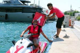 Yemeksepeti yaz aylarına özel jet ski ile sipariş teslimine başladı