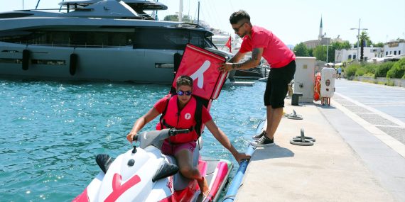 Yemeksepeti yaz aylarına özel jet ski ile sipariş teslimine başladı