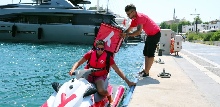 Yemeksepeti yaz aylarına özel jet ski ile sipariş teslimine başladı