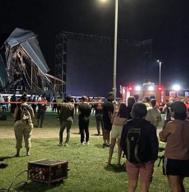 Tarkan'ın İzmir'de konser vereceği sahne çöktü 3 Tarkan konseri için hazırlanan sahne çöktü