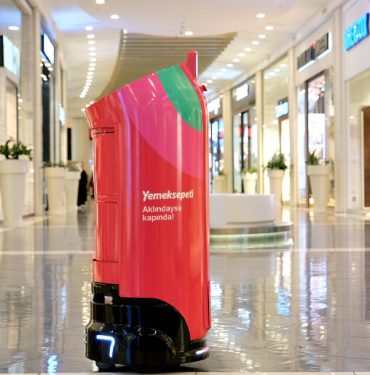 Yemeksepeti robotları AVM’de teslimata başladı 8 Yemeksepeti teslimat robotu YEBO