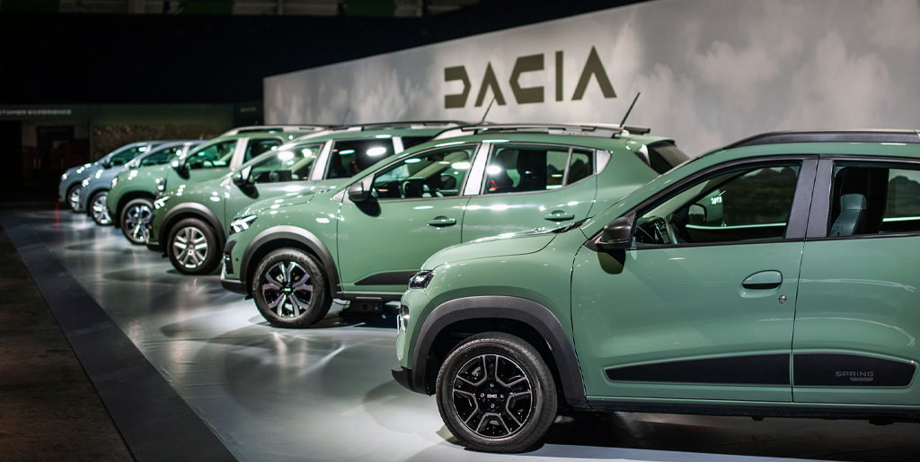 Dacia, yeni marka kimliğiyle Paris Otomobil Fuarı’nda 2 Dacia Duster Özel Seri Mat Edition