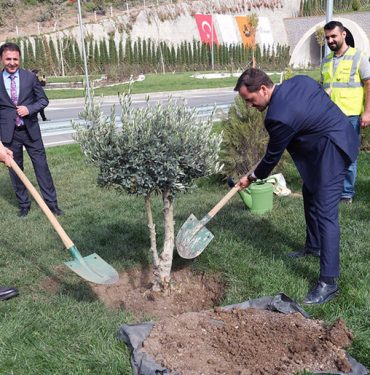 Geleceğe nefes olmak 50 bin fidan dikilecek 8 Mehmet Kalyoncu Ağaç Dikiyor