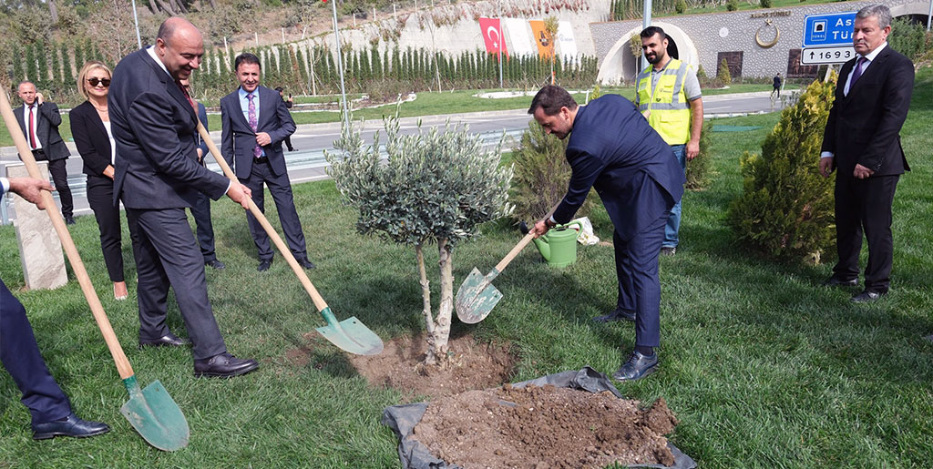Mehmet Kalyoncu Ağaç Dikiyor