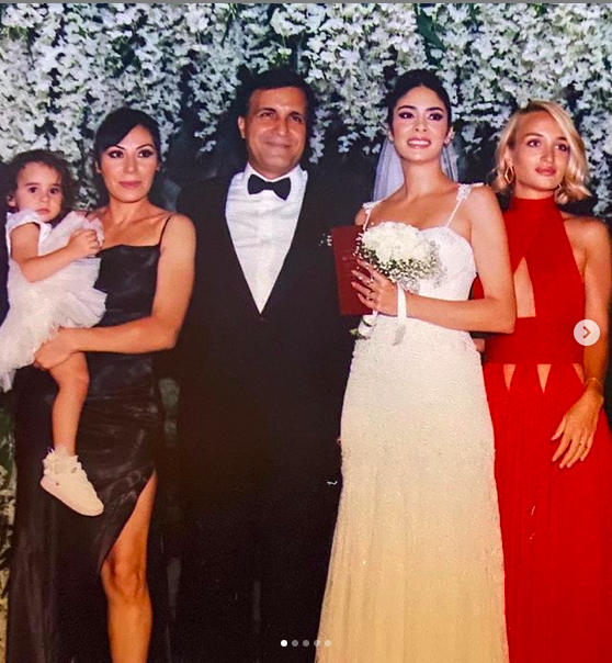 Eran Tapan evlendi. Kızı Melisa Tapan paylaştı. Eski eşi Sevil Sabancı tebrik etti. 1 Eran Tapan, Demet Sönmez, Melisa Tapan, Nikah