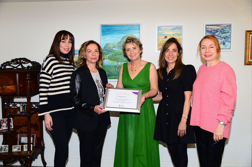 Dr. Handan Yavuz Medlook kliniğinde sanatsal etkinliklerin ilkini Toçev yararına gerçekleştirdi 2 Ahu, Işıl Gürdal, Dr. Handan Yavuz, Betül Mermertaş, Betül Özakyol