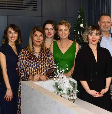 Dr. Handan Yavuz Medlook kliniğinde sanatsal etkinliklerin ilkini Toçev yararına gerçekleştirdi 3 Dr Handan Yavuz ve ekibi Medlook Kliniği Sanatsal Etkinlik
