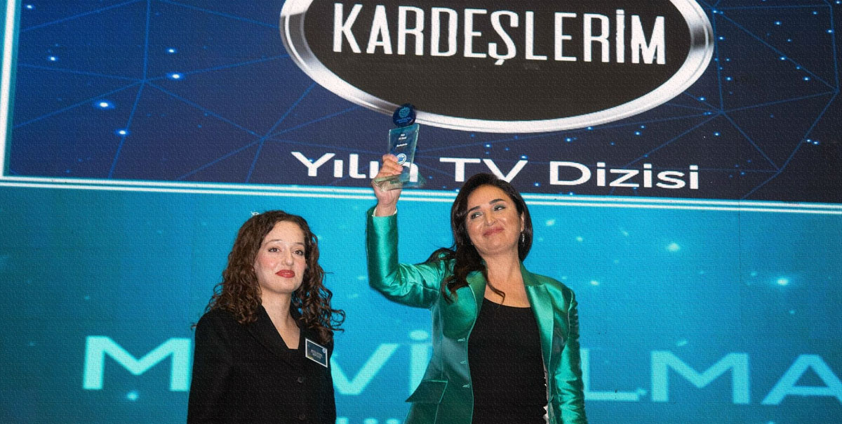 "Kardeşlerim" Dizisi, İstanbul Üniversitesi'nden "Yılın TV Dizisi" Ödülünü Aldı 2 Yılın TV Dizisi Ödülü