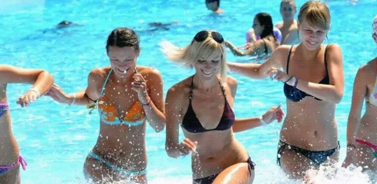 Rus Turistlerin Türkiye'ye Olan Talebi Artıyor 1 Rus Turistler Tatilde
