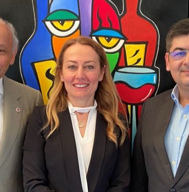 İş Portföy ve TEV'den Eğitime Sürdürülebilir Destek Modeli 9 Türk Eğitim Vakfı (TEV) Yönetim Kurulu Başkanı Prof. Dr. Mehmet Şükrü Tekbaş, Türk Eğitim Vakfı (TEV) Genel Müdürü Banu Taşkın, İş Portföy Genel Müdürü Burak Sezercan