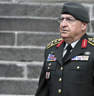 Orgeneral Yaşar Güler: Türkiye'nin Yeni Milli Savunma Bakanı 10 Yaşar Güler, Milli Savunma Bakanı