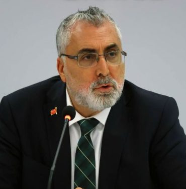 Yeni Çalışma ve Sosyal Güvenlik Bakanı: Vedat Işıkhan 10 Vedat Işıkhan, Çalışma ve Sosyal Güvenlik Bakanı