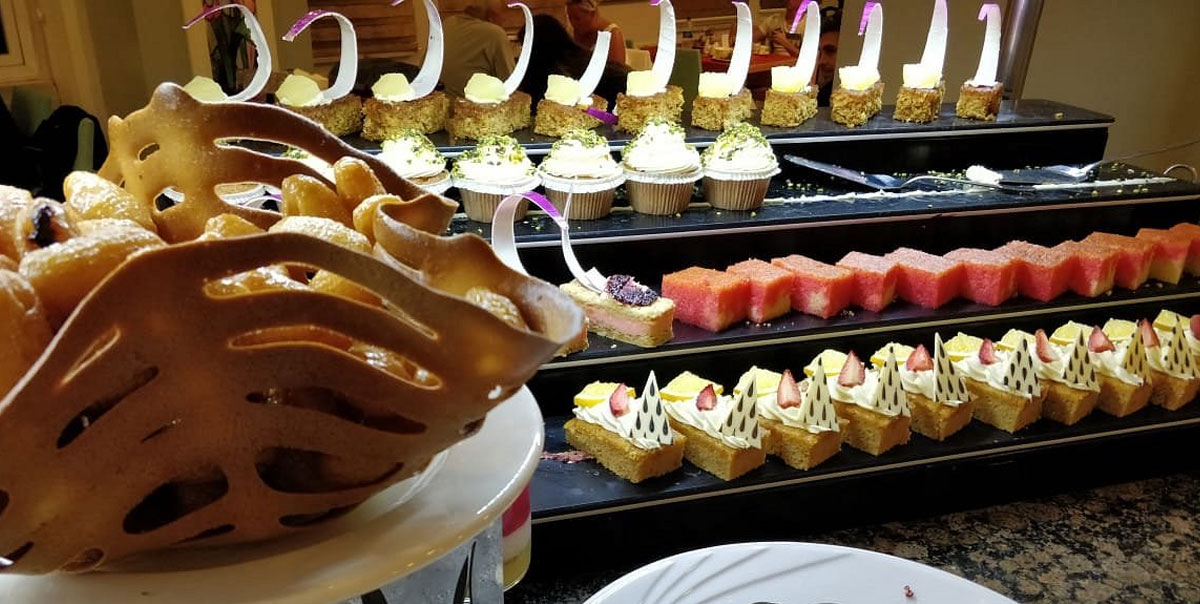 Amsterdam Esintisiyle Kemer'de Harika Bir Tatil: Orange County Otel İncelemesi 3 Orange County Kemer Tatlı Standı