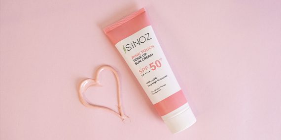 Sinoz, Işıltı Dolu Yeni Ürünü Pembe Güneş Kremi “SİNOZ PINK TOUCH” ile Cildinizi Korumaya ve Parlaklık Katmaya Devam Ediyor