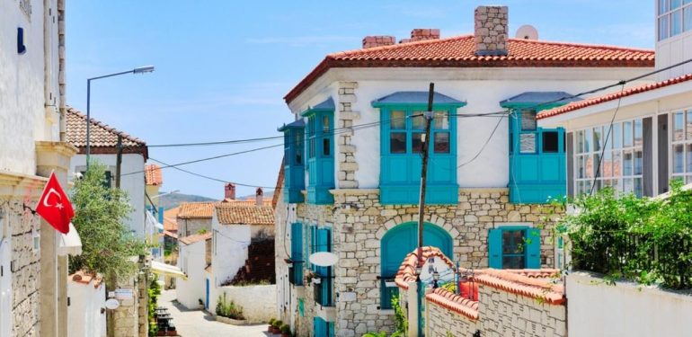 Alaçatı Konut Fiyatları Uçuşta: Ortalama Fiyat 22 Milyon TL'ye Ulaştı 1 Alaçatı Konut Fiyatları