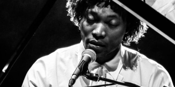 Benjamin Clementine Türkiye’de Unutulmaz Bir Konserle Sahne Aldı