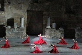 Aspendos'ta Cumhuriyet'in Asırlık Yüzü Tarihi Sahnesi Aydınlattı 7 Aspendos Antik Tiyatro'da Cumhuriyetin 100. Yılı Kutlamaları