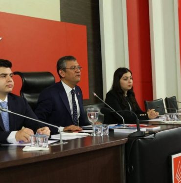 CHP'de Yeni Dönem: MYK ve YDK Üyeleri Belirlendi 9 CHP MYK üyeleri ve Özgür Özel