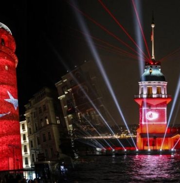 Galata ve Kız Kuleleri'nde ışık gösterileri