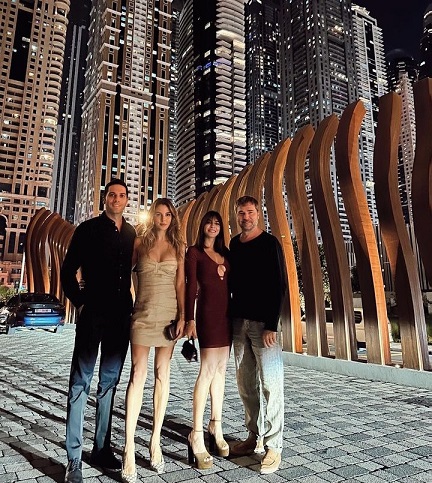 Alkoçlar Kardeşlerin Dubai Buluşması: Neslişah ve Aslışah, Sosyal Medyada Gündem Oldu 1 Neslişah Alkoçlar ile eşi Engin Altan Düzyatan, Aslışah Alkoçlar ve Kaan Demirağ'ı Dubai'de ziyaret etti