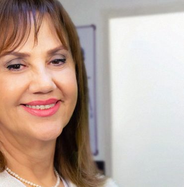 17 Kasım Dünya Prematüre Günü: Türkiye'de Prematüre Bebekler ve Onların Özenli Bakımı 10 Prof. Dr. Esin Koç