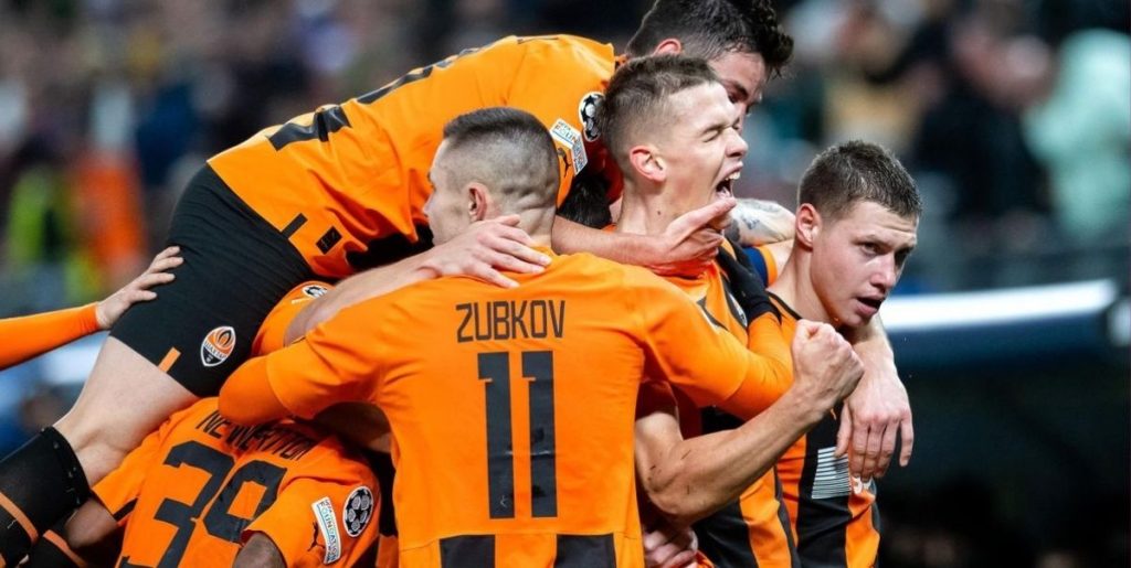 Şampiyonlar Ligi'nde Tarihi Gece: Shakhtar Donetsk, Barcelona'yı Tek Golle Devirdi! 1 Shakhtar Donetsk Gol Sevinci