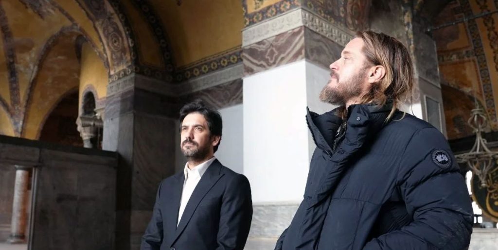 Vikings Yıldızı Travis Fimmel İstanbul'u Keşfetti: Ayasofya ve Kültürel Zenginliklerle Tanıştı 1 Travis Fimmel Ayasofya'da