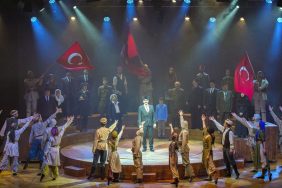 "Cumhuriyet'e Doğru" Adlı Tiyatro Oyunu Zorlu PSM'de Sahnelendi 3 Cumhuriyet'e Doğru Adlı Tiyatro Oyunu